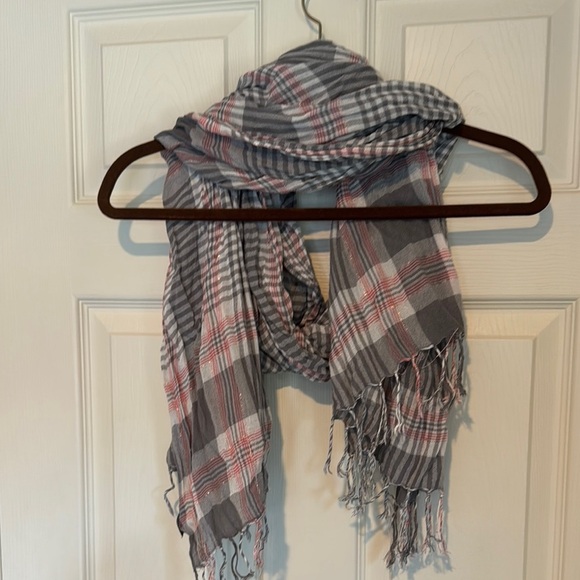 American Eagle Gray and Pink Checkered Scarf - Picture 5 of 5